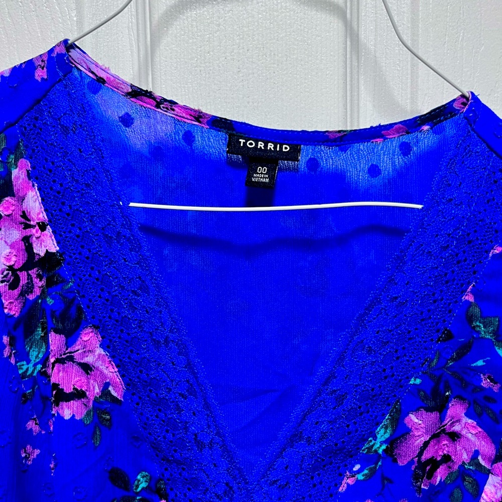 EUC Torrid 00 Babydoll Top.  Blue Floral.